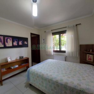 Casa com 320m², 3 dormitórios, 2 vagas, no bairro Monte Bérico em Caxias do Sul para Comprar