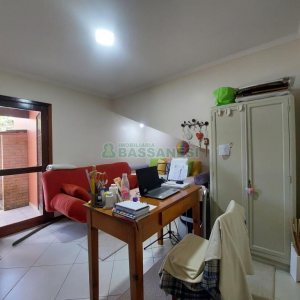 Casa com 320m², 3 dormitórios, 2 vagas, no bairro Monte Bérico em Caxias do Sul para Comprar