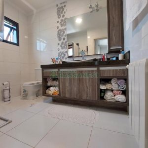 Casa com 320m², 3 dormitórios, 2 vagas, no bairro Monte Bérico em Caxias do Sul para Comprar