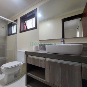 Casa com 320m², 3 dormitórios, 2 vagas, no bairro Monte Bérico em Caxias do Sul para Comprar
