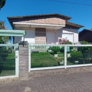 Casa com 90m², 1 dormitório, 4 vagas, no bairro Nossa Senhora do Rosário em Caxias do Sul para Alugar