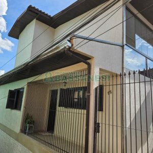 Casa com 297m², 4 dormitórios, 2 vagas, no bairro Rio Branco em Caxias do Sul para Comprar