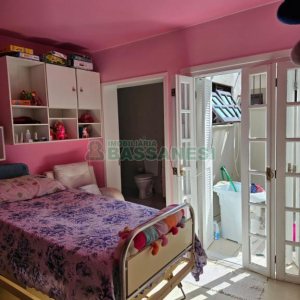 Casa com 297m², 4 dormitórios, 2 vagas, no bairro Rio Branco em Caxias do Sul para Comprar