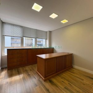 Sala com 140m², no bairro Centro em Caxias do Sul para Alugar