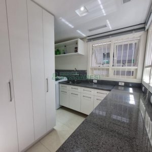 Casa com 393m², 3 dormitórios, 4 vagas, no bairro Cinqüentenário em Caxias do Sul para Alugar ou Comprar