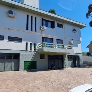 Casa com 400m², 4 dormitórios, 2 vagas, no bairro Petrópolis em Caxias do Sul para Alugar