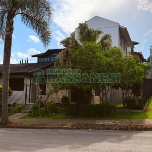 Casa com 215m², 3 dormitórios, 4 vagas, no bairro Santa Lúcia em Caxias do Sul para Comprar