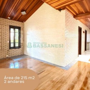 Casa com 215m², 3 dormitórios, 4 vagas, no bairro Santa Lúcia em Caxias do Sul para Comprar