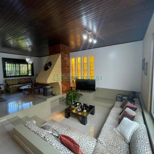 Casa com 193m², 3 dormitórios, 2 vagas, no bairro São Leopoldo em Caxias do Sul para Comprar