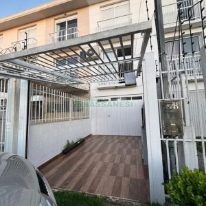 Sobrado com 75m², 2 dormitórios, 1 vaga, no bairro Nossa Senhora do Rosário em Caxias do Sul para Comprar
