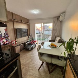 Sobrado com 75m², 2 dormitórios, 1 vaga, no bairro Nossa Senhora do Rosário em Caxias do Sul para Comprar