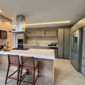 Casa com 400m², 4 dormitórios, 3 vagas, no bairro São Ciro em Caxias do Sul para Alugar