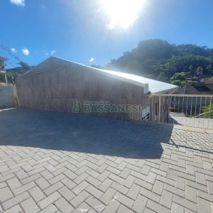 Casa com 80m², 2 dormitórios, 2 vagas, no bairro Galópolis em Caxias do Sul para Alugar