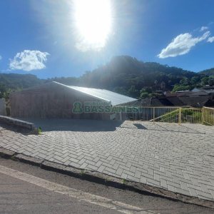 Casa com 80m², 2 dormitórios, 2 vagas, no bairro Galópolis em Caxias do Sul para Alugar