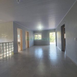Casa com 80m², 2 dormitórios, 2 vagas, no bairro Galópolis em Caxias do Sul para Alugar