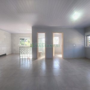 Casa com 80m², 2 dormitórios, 2 vagas, no bairro Galópolis em Caxias do Sul para Alugar