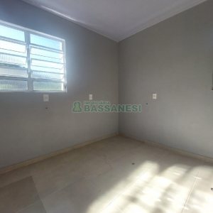 Casa com 80m², 2 dormitórios, 2 vagas, no bairro Galópolis em Caxias do Sul para Alugar