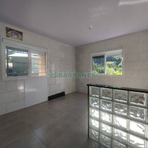 Casa com 80m², 2 dormitórios, 2 vagas, no bairro Galópolis em Caxias do Sul para Alugar