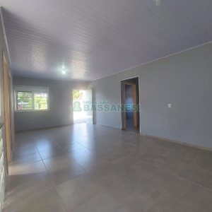 Casa com 80m², 2 dormitórios, 2 vagas, no bairro Galópolis em Caxias do Sul para Alugar