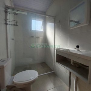 Casa com 80m², 2 dormitórios, 2 vagas, no bairro Galópolis em Caxias do Sul para Alugar