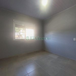 Casa com 80m², 2 dormitórios, 2 vagas, no bairro Galópolis em Caxias do Sul para Alugar