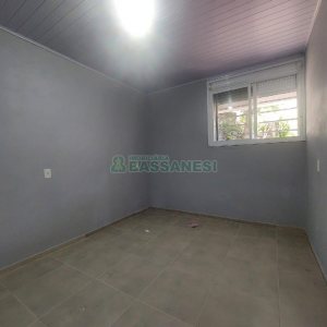 Casa com 80m², 2 dormitórios, 2 vagas, no bairro Galópolis em Caxias do Sul para Alugar