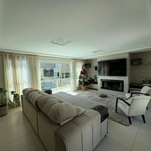 Casa com 264m², 3 dormitórios, 2 vagas, no bairro Vinhedos em Caxias do Sul para Comprar