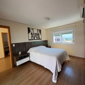 Casa com 264m², 3 dormitórios, 2 vagas, no bairro Vinhedos em Caxias do Sul para Comprar