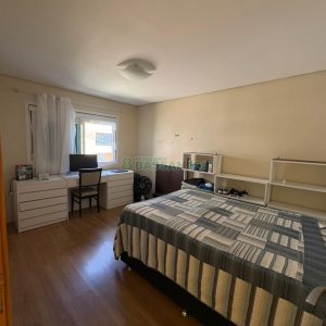 Casa com 264m², 3 dormitórios, 2 vagas, no bairro Vinhedos em Caxias do Sul para Comprar