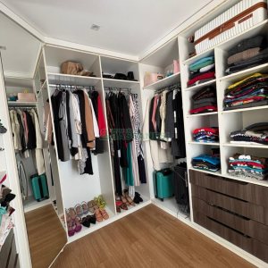 Casa com 264m², 3 dormitórios, 2 vagas, no bairro Vinhedos em Caxias do Sul para Comprar