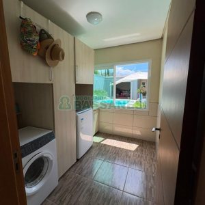 Casa com 264m², 3 dormitórios, 2 vagas, no bairro Vinhedos em Caxias do Sul para Comprar