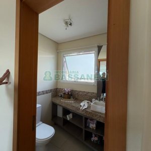 Casa com 264m², 3 dormitórios, 2 vagas, no bairro Vinhedos em Caxias do Sul para Comprar