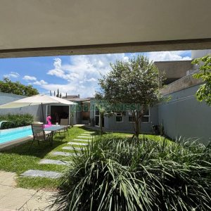 Casa com 264m², 3 dormitórios, 2 vagas, no bairro Vinhedos em Caxias do Sul para Comprar