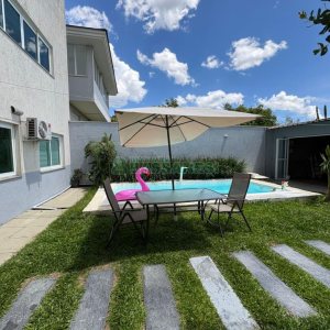 Casa com 264m², 3 dormitórios, 2 vagas, no bairro Vinhedos em Caxias do Sul para Comprar