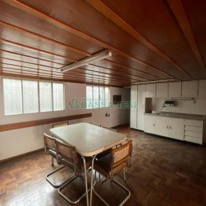 Casa com 204m², 3 dormitórios, 2 vagas, no bairro Centro em Caxias do Sul para Comprar