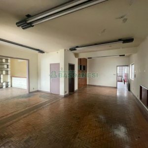 Casa com 300m², 4 dormitórios, 2 vagas, no bairro Cinqüentenário em Caxias do Sul para Comprar