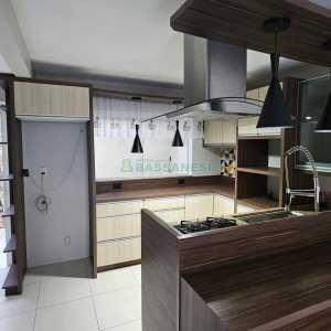 Sobrado com 87m², 3 dormitórios, 1 vaga, no bairro Vinhedos em Caxias do Sul para Comprar