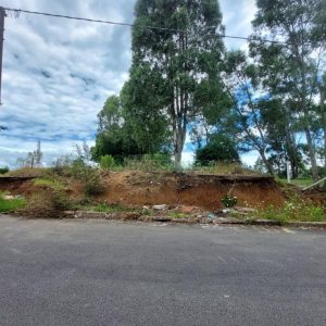 Terreno com 921m², no bairro Pioneiro em Caxias do Sul para Comprar