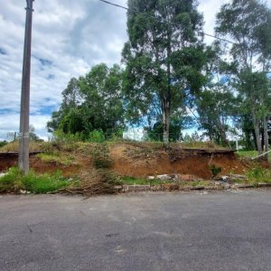 Terreno com 921m², no bairro Pioneiro em Caxias do Sul para Comprar