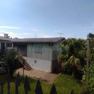 Casa com 387m², 2 dormitórios, 1 vaga, no bairro Floresta em Caxias do Sul para Comprar