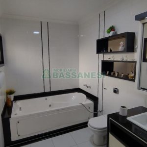Casa com 314m², 3 dormitórios, 2 vagas, no bairro São Virgílio em Caxias do Sul para Comprar