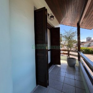 Casa Mobiliada com 180m², 3 dormitórios, 2 vagas, no bairro Santa Catarina em Caxias do Sul para Alugar
