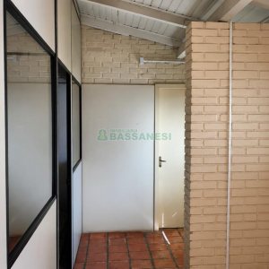 Casa com 360m², 3 dormitórios, 2 vagas, no bairro Cinqüentenário em Caxias do Sul para Comprar