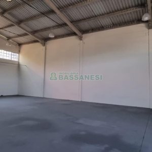 Pavilhão com 565m², no bairro São José em Caxias do Sul para Alugar