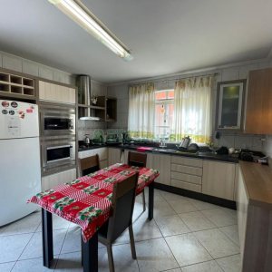 Casa com 192m², 4 dormitórios, 4 vagas, no bairro São José em Caxias do Sul para Comprar