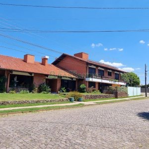 Casa, 5 dormitórios, 2 vagas, no bairro Cinqüentenário em Caxias do Sul para Comprar