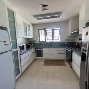 Casa, 5 dormitórios, 2 vagas, no bairro Cinqüentenário em Caxias do Sul para Comprar