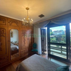 Casa, 5 dormitórios, 2 vagas, no bairro Cinqüentenário em Caxias do Sul para Comprar