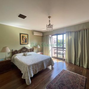 Casa, 5 dormitórios, 2 vagas, no bairro Cinqüentenário em Caxias do Sul para Comprar