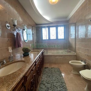 Casa, 5 dormitórios, 2 vagas, no bairro Cinqüentenário em Caxias do Sul para Comprar